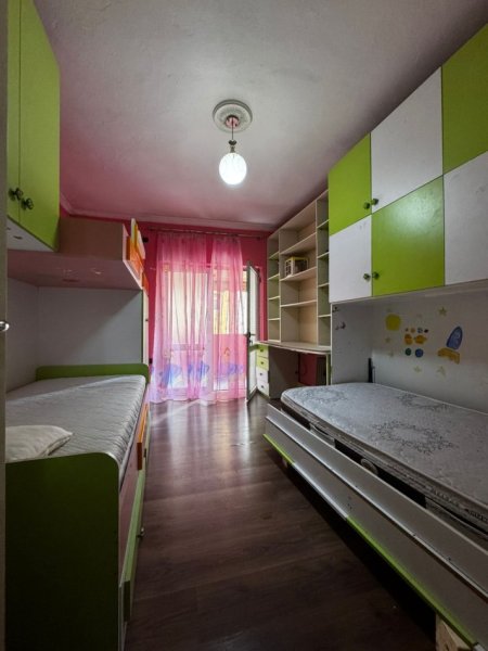 Tirane, jepet me qera apartament 2+1+Ballkon Kati 3, 500 € (Rruga Irfan Tomini Pallati 22 H2 AP. 9)