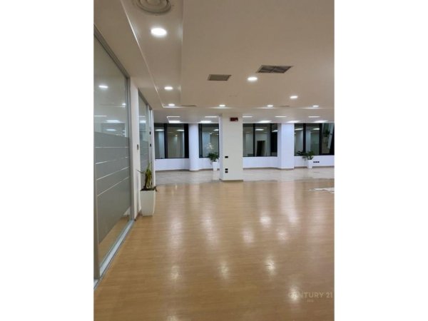 Tirane, jepet me qera ambjent biznesi Kati 2, 760 m² 24.000 € 