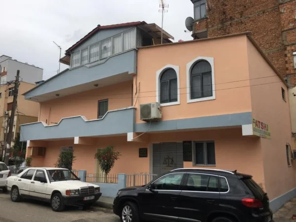 Tirane, jepet me qera Vile 2 Katshe Kati 2, 145 m² 600 € (afer Bulevardit Zog I Tirane.)