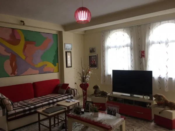 Tirane, jepet me qera Vile 2 Katshe Kati 2, 145 m² 600 € (afer Bulevardit Zog I Tirane.)