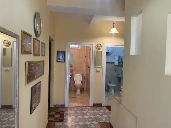 Tirane, jepet me qera Vile 2 Katshe Kati 2, 145 m² 600 € (afer Bulevardit Zog I Tirane.)