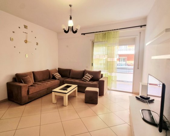 Tirane, jepet me qera apartament 2+1 Kati 4, 100 m² 500 € 
