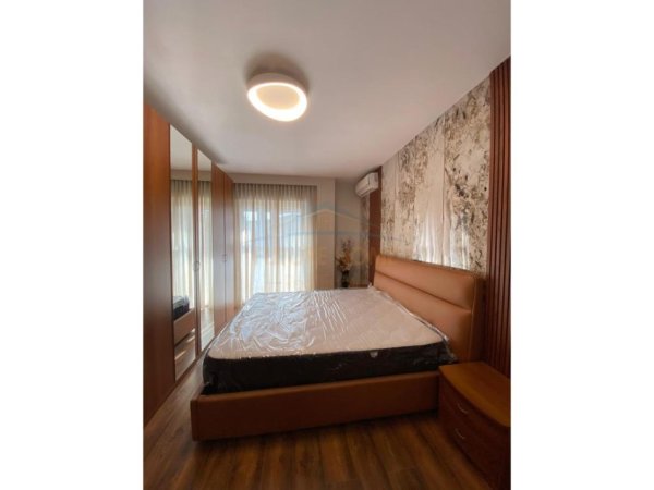 Tirane, jepet me qera apartament 2+1+Aneks+Ballkon Kati 4, 102 m² 1.300 € (Rruga Mine Peza)