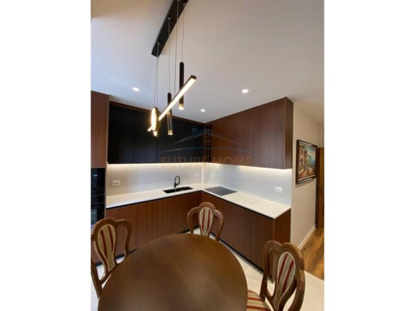 Tirane, jepet me qera apartament 2+1+Aneks+Ballkon Kati 4, 102 m² 1.300 € (Rruga Mine Peza)