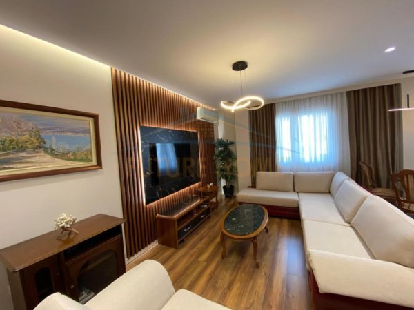 Tirane, jepet me qera apartament 2+1+Aneks+Ballkon Kati 4, 102 m² 1.300 € (Rruga Mine Peza)