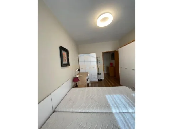 Tirane, jepet me qera apartament 2+1+Aneks+Ballkon Kati 4, 102 m² 1.300 € (Rruga Mine Peza)