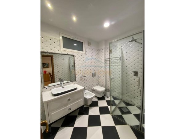 Tirane, jepet me qera apartament 2+1+Aneks+Ballkon Kati 4, 102 m² 1.300 € (Rruga Mine Peza)