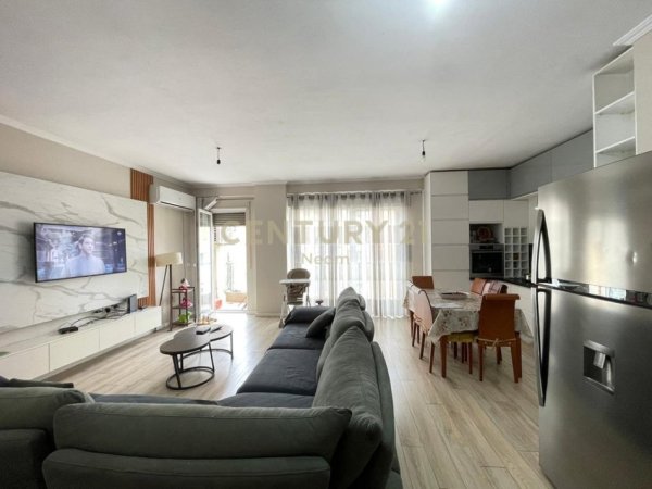 Tirane, shitet apartament 3+1 Kati 4, 181 m² 250.000 € (Fusha e Sportit)