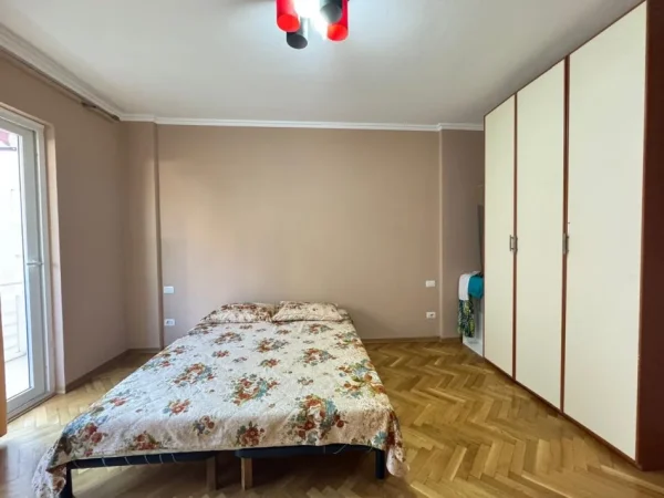 Tirane, jepet me qera apartament 2+1+Ballkon Kati 3, 110 m² 500 € 