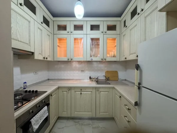 Tirane, jepet me qera apartament 2+1+Ballkon Kati 3, 110 m² 500 € 