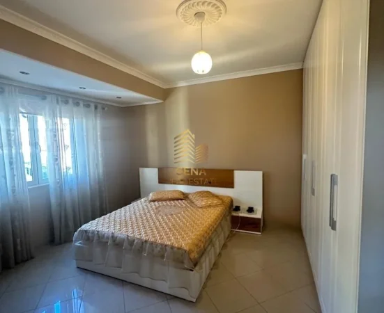 Tirane, jepet me qera apartament 2+1+Ballkon Kati 2, 240 m² 1.500 € (Porcelan, prane UET)