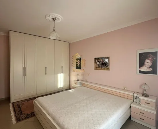 Tirane, jepet me qera apartament 2+1+Ballkon Kati 2, 240 m² 1.500 € (Porcelan, prane UET)