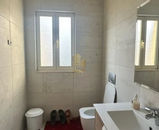 Tirane, jepet me qera apartament 2+1+Ballkon Kati 2, 240 m² 1.500 € (Porcelan, prane UET)