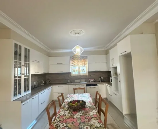 Tirane, jepet me qera apartament 2+1+Ballkon Kati 2, 240 m² 1.500 € (Porcelan, prane UET)