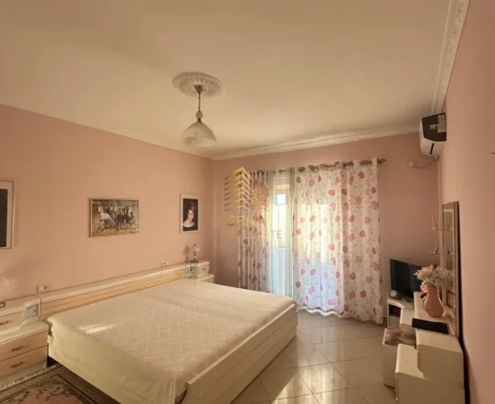 Tirane, jepet me qera apartament 2+1+Ballkon Kati 2, 240 m² 1.500 € (Porcelan, prane UET)