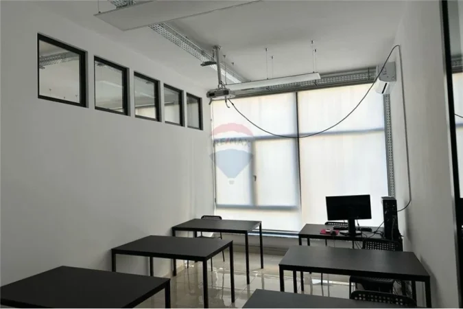 Tirane, jepet me qera dyqan Kati 1, 151 m² 2.000 € (Rruga Eduart Mano (ID: 530491004-162)