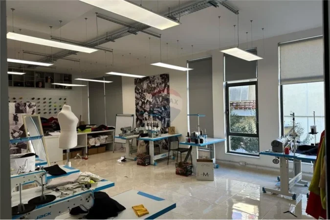 Tirane, jepet me qera dyqan Kati 1, 151 m² 2.000 € (Rruga Eduart Mano (ID: 530491004-162)