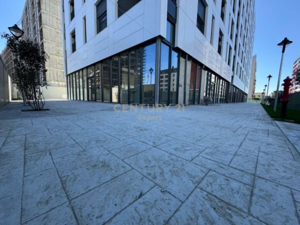 Tirane, jepet me qera dyqan Kati 0, 250 m² 