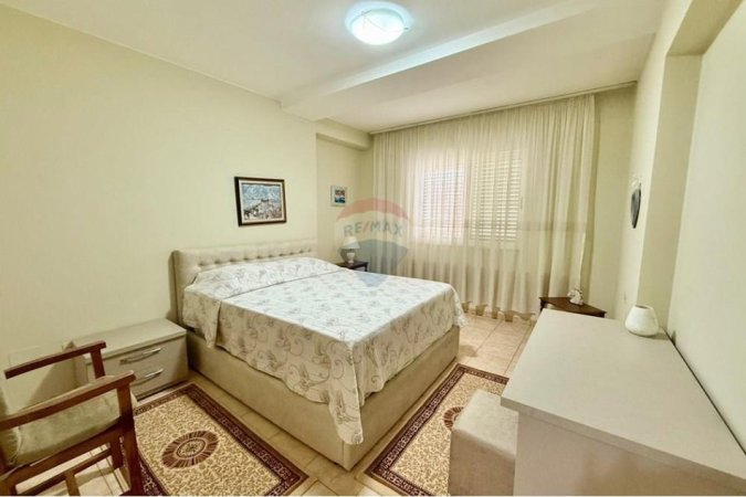 Tirane, jepet me qera apartament 2+1 Kati 4, 116 m² 800 € 