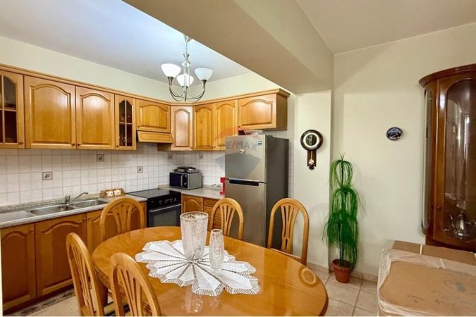Tirane, jepet me qera apartament 2+1 Kati 4, 116 m² 800 € 