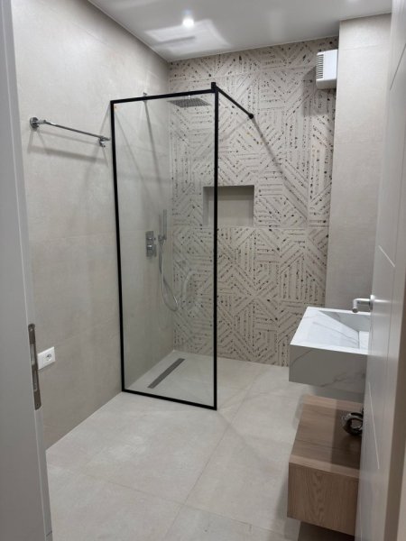 Tirane, jepet me qera apartament 2+1+Ballkon Kati 3, 85 m² 800 € (Kodra e Diellit)