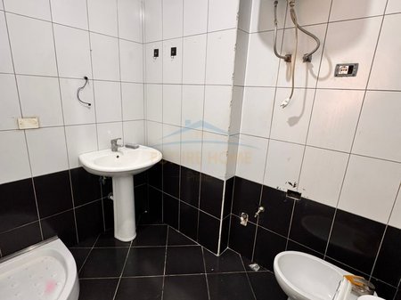 Tirane, jepet me qera apartament 2+1 Kati 8, 90 m² 450 € 