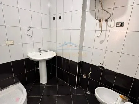 Tirane, jepet me qera apartament 2+1 Kati 8, 90 m² 450 € 