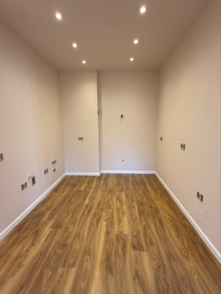 Tirane, jepet me qera 4+1 Kati 3, 170 m² 1.900 € (Vilat Gjermane)