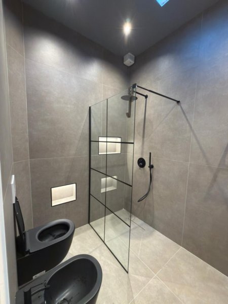 Tirane, jepet me qera 4+1 Kati 3, 170 m² 1.900 € (Vilat Gjermane)