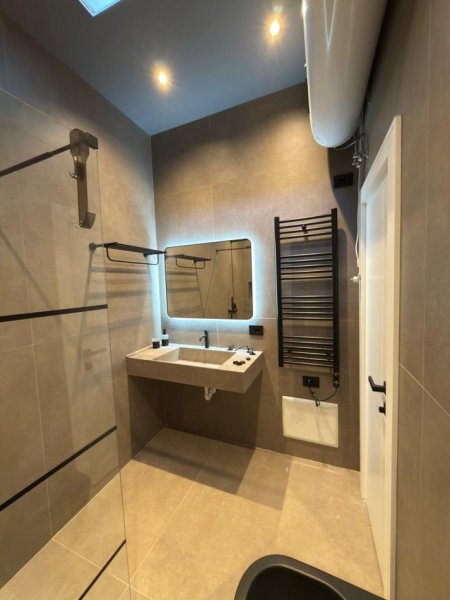 Tirane, jepet me qera 4+1 Kati 3, 170 m² 1.900 € (Vilat Gjermane)