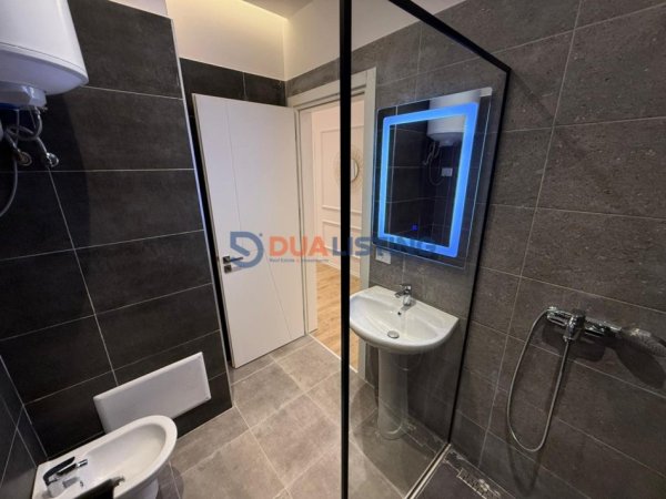 Tirane, jepet me qera apartament 2+1+Ballkon Kati 5, 110 m² 800 € (Porcelan)