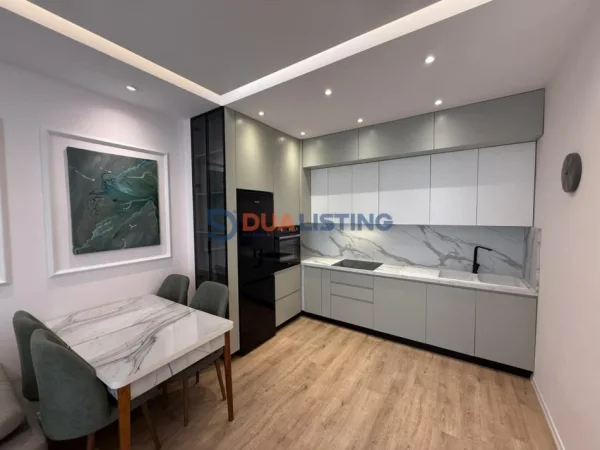 Tirane, jepet me qera apartament 2+1+Ballkon Kati 5, 110 m² 800 € (Porcelan)