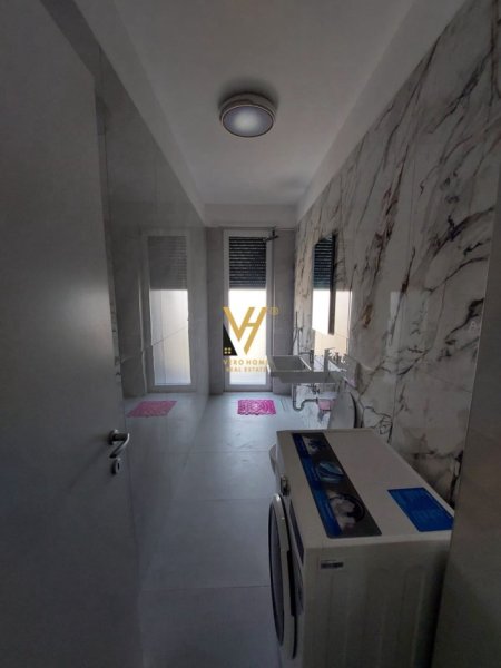 Tirane, jepet me qera apartament 2+1+Ballkon Kati 3, 75 m² 700 € (RRUGA E DIBRES)