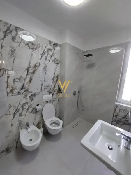 Tirane, jepet me qera apartament 2+1+Ballkon Kati 3, 75 m² 700 € (RRUGA E DIBRES)