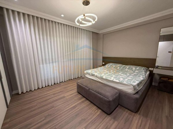 Tirane, jepet me qera apartament 3+1 Kati 2, 146 m² 1.100 € 