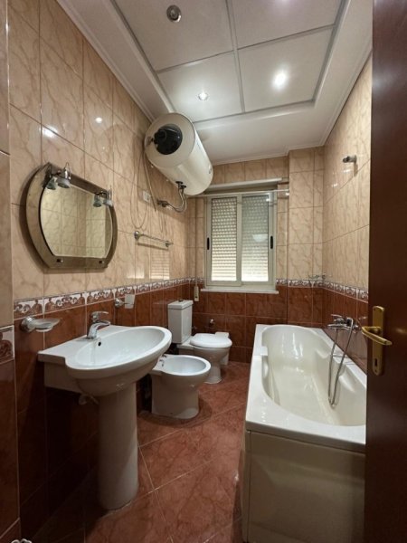 Tirane, jepet me qera apartament 3+1+2 Kati 8, 150 m² 900 € (Kompleksi Vizion Plus)