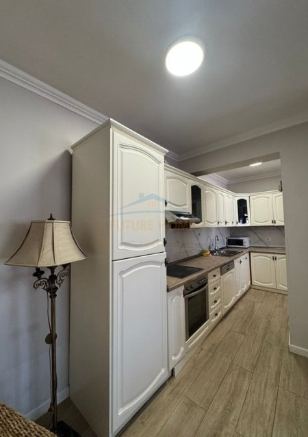 Tirane, jepet me qera apartament 3+1 Kati 6, 125 m² 1.100 € (Rruga Sulejman Pasha)