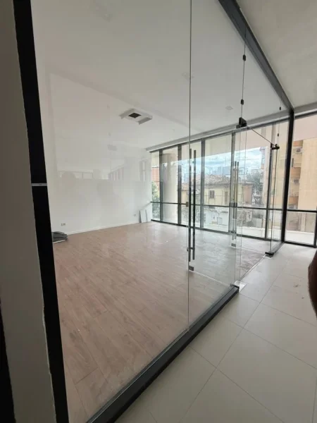 Tirane, jepet me qera zyre , 44 m² 800 € (mine peza)