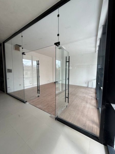 Tirane, jepet me qera ambjent biznesi Kati 2, 44 m² 800 € (Mine Peza)