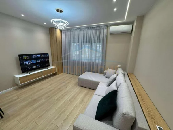 Tirane, shitet apartament 2+1+Ballkon Kati 1, 93 m² 250.000 € (Myslym Shyri tek Rruga Him Kolli)