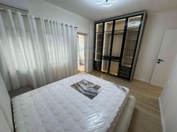 Tirane, shitet apartament 2+1+Ballkon Kati 1, 93 m² 250.000 € (Myslym Shyri tek Rruga Him Kolli)
