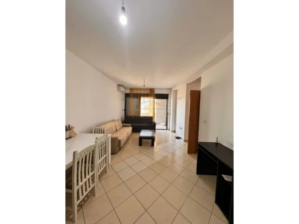 Tirane, jepet me qera 2+1 Kati 8, 92 m² 450 € (Unaza e Re, prane Viles L)