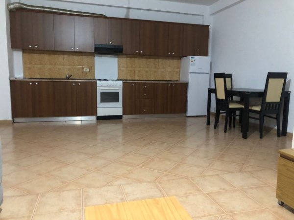 Tirane, jepet me qera apartament 2+1 Kati 4, 500 € 