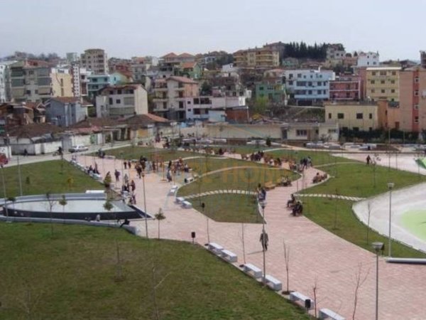 Tirane, shitet shtepi 3+1+Ballkon Kati 1, 127 m² 300.000 € (Ali Demi)