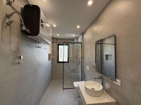 Tirane, jap me qera 2+1+Ballkon Kati 2, 95 m² 900 € (Rezidenca Kodra e Diellit)
