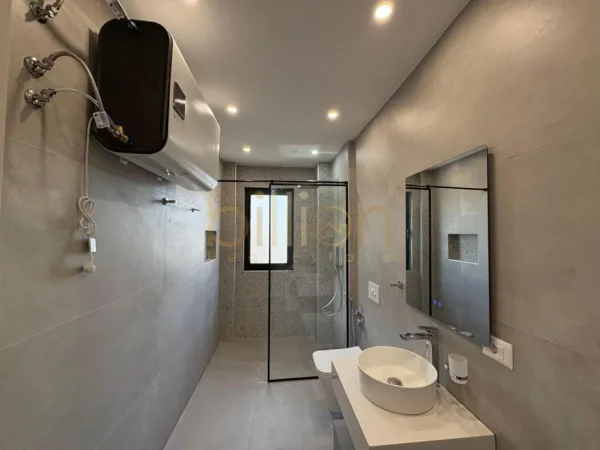 Tirane, jap me qera 2+1+Ballkon Kati 2, 95 m² 900 € (Rezidenca Kodra e Diellit)