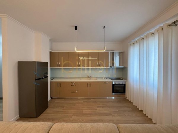 Tirane, jap me qera 2+1+Ballkon Kati 2, 95 m² 900 € (Rezidenca Kodra e Diellit)