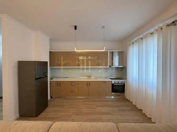Tirane, jap me qera 2+1+Ballkon Kati 2, 95 m² 900 € (Rezidenca Kodra e Diellit)