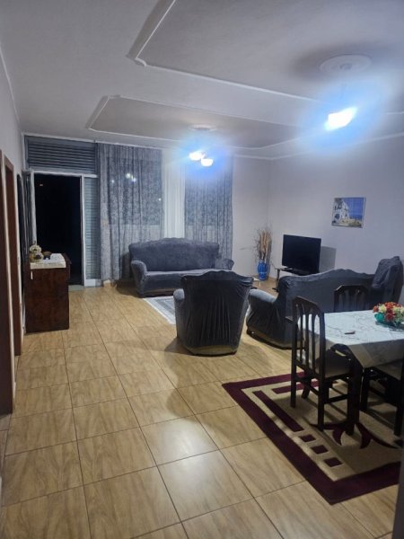 Tirane, jepet me qera apartament 2+1 Kati 1, 360 € 