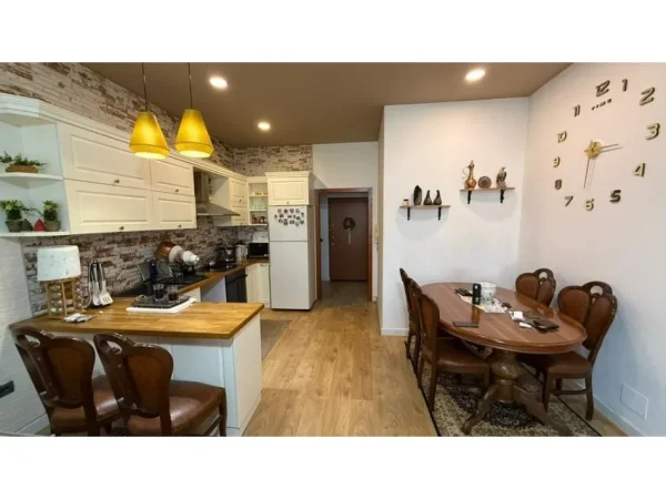 Tirane, shitet apartament 2+1+Ballkon Kati 1, 114 m² 157.000 € (Yzberisht Prane Pasticeri Nela)